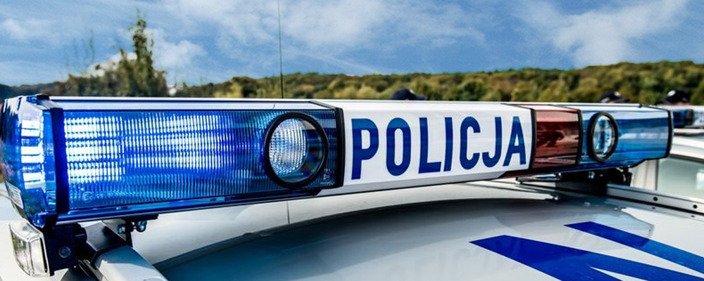 Zbliżenie na sygnalizację dzwiękowo świetlną w kolorze niebieskim radiowózu umieszczoną na dachu.